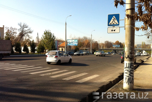 Переход возле школы для незрячих детей в Ташкенте.