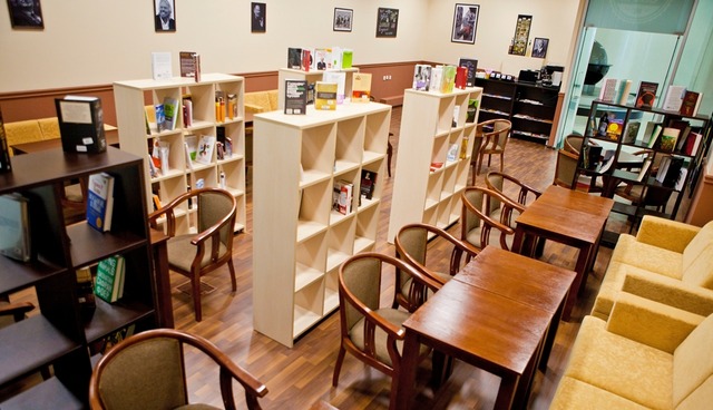 Книги в ташкенте. Book Cafe Ташкент. Букинистическое кафе. Book Cafe в национальной библиотеке. Книжный магазин в Ташкенте.