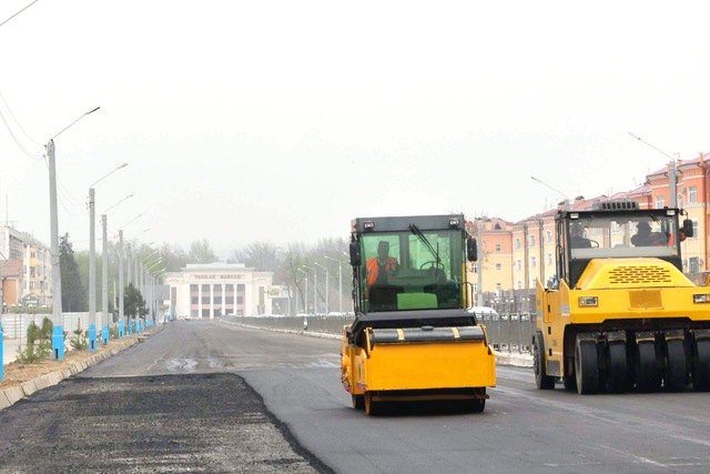 Укладка асфальта в Намангане.