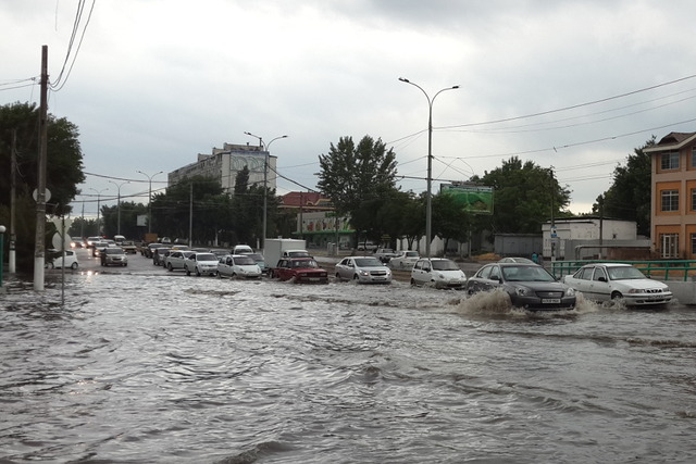 В Ташкенте из-за ливня затопило улицы (фото)