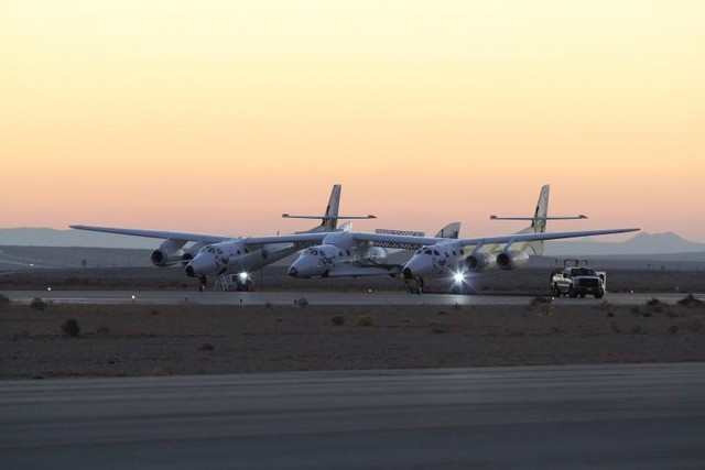 Самолет WhiteKnight с потерпевшим крушение SpaceShipTwo перед стартом 31 октября.