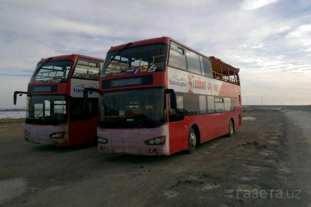 Два новых красных даблдекера прибыли в Ташкент (фото)