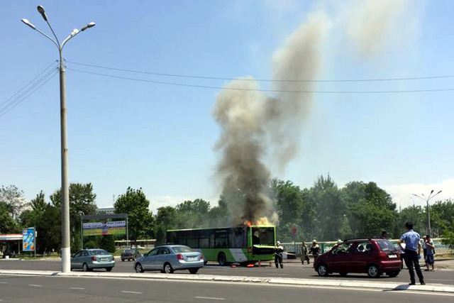 Автобус маршрута 28 загорелся в Ташкенте