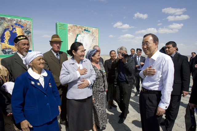 Пан Ги Мун на встрече с жителями Муйнака (Каракалпакстан), 4 апреля 2010 года.