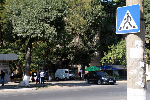 Сирдарёда пиёдалар йўлакчасидан ўтаётган болани юк машинаси уриб юборди. Бола вафот этди