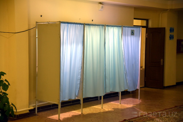 Polling stations open abroad