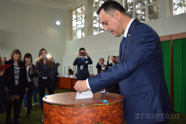 Sarvar Otamuratov votes at presidential elections (photos)