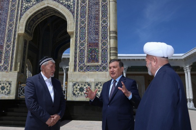 Shavkat Mirziyoyev Imom Buxoriy maqbarasini ziyorat qildi