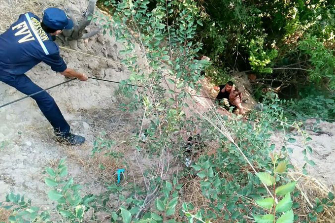 FVV xodimlari Bo‘rjar anhoriga tushib ketgan erkakni qutqardi