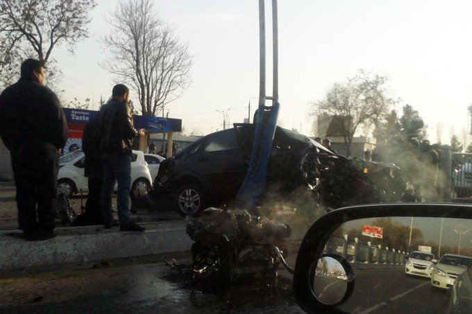 Lacetti haydovchisi Mirzo Ulug‘bek ko‘chasida ajratuvchi to‘siqqa borib urildi (+video)