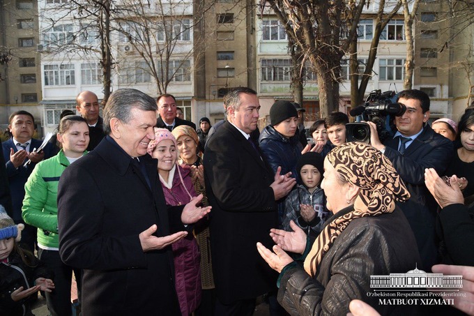 Shavkat Mirziyoyev Yangiyo‘lda aholiga ko‘rsatilayotgan kommunal xizmat sifati bilan tanishdi