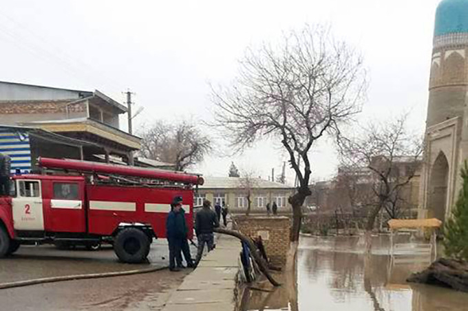 Устранено скопление воды на исторических памятниках Бухары