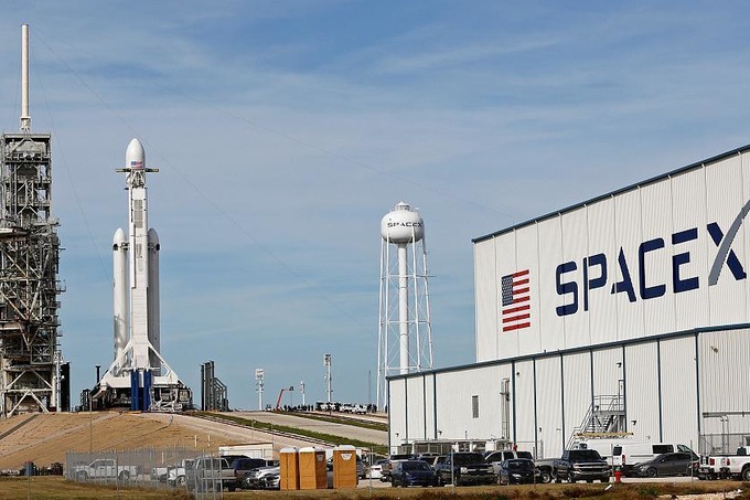 SpaceX запустила ракету Falcon Heavy с кабриолетом Tesla