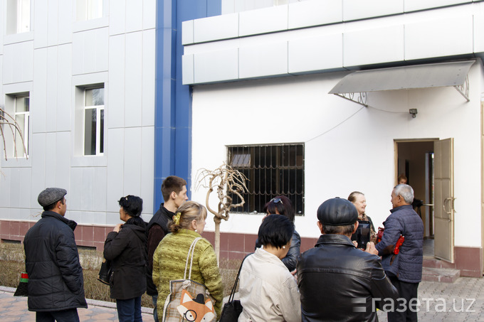 У здания Ташкентского городского суда по уголовным делам.