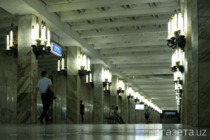 Metro relslariga yiqilib tushgan kishi qutqarib olindi