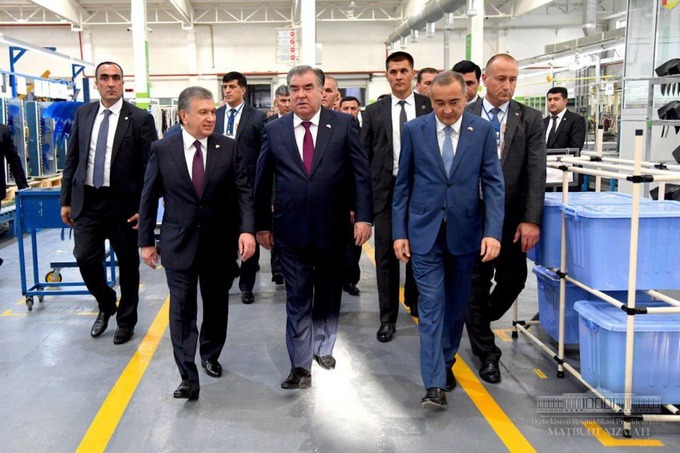 Shavkat Mirziyoyev va Emomali Rahmon «Artel» zavodiga tashrif buyurdi