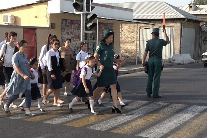 Toshkent viloyatida ayol inspektorlar bolalarni yo‘ldan o‘tkazib qo‘ymoqda