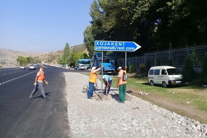 Toshkent viloyatida o‘zbek va ingliz tillarida axborot beruvchi 100 dan ortiq yo‘l ko‘rsatkichlari o‘rnatildi