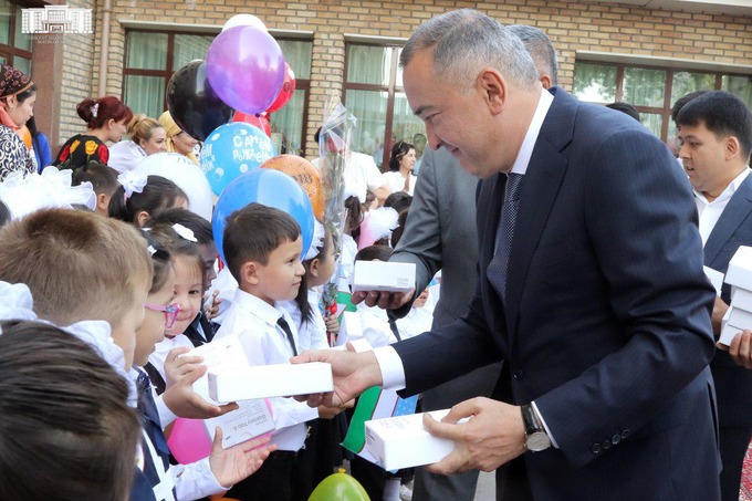 Toshkent hokimi o‘zi o‘qigan maktabning birinchi sinf o‘quvchilariga planshetlar sovg‘a qildi