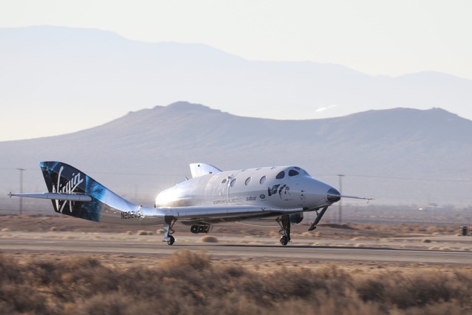 Virgin Galactic туристик космик кемани синовдан ўтказди