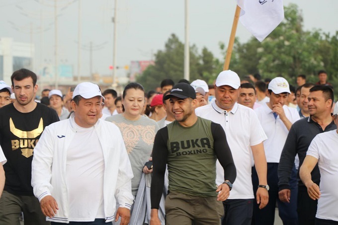 Buxorodagi yurish marafonida viloyat hokimi va Shahram G‘iyosov qatnashdi