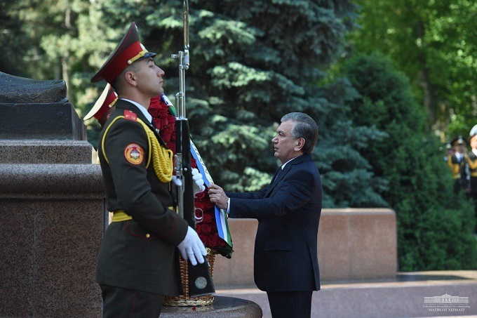 Shavkat Mirziyoyev Motamsaro ona haykali poyiga gulchambar qo‘ydi