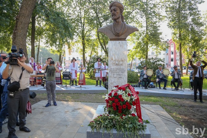 Бюст Алишера Навои открыт в Минске