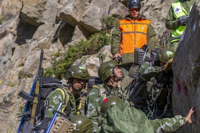 O‘zbekistonlik harbiy alpinistlar Elbursni, harbiy razvedkachilar esa Tar cho‘lini zabt etdi