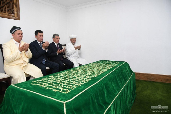 Shavkat Mirziyoyev Imom Buxoriy maqbarasini ziyorat qildi