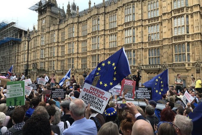 Buyuk Britaniyada parlament faoliyati to‘xtatilgani uchun norozilik namoyishlari boshlandi