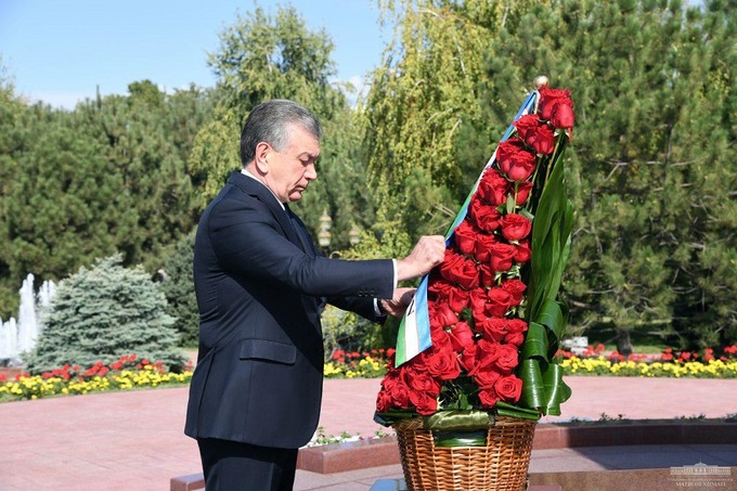 Shavkat Mirziyoyev Islom Karimov haykali poyiga gulchambar qo‘ydi