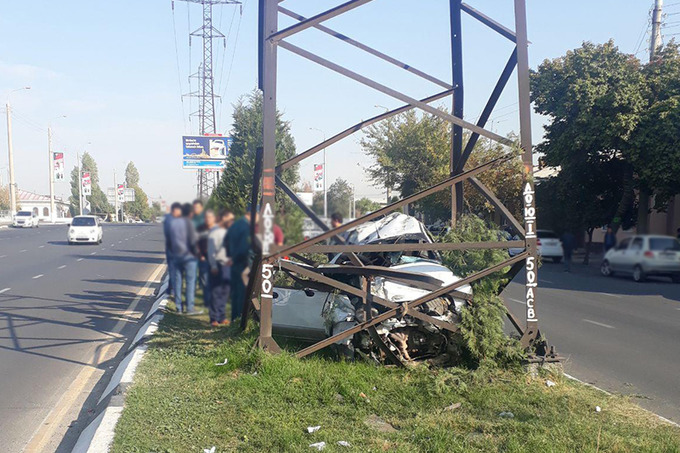 Toshkentda o‘smir boshqaruvidagi mashina simyog‘ochga borib urildi