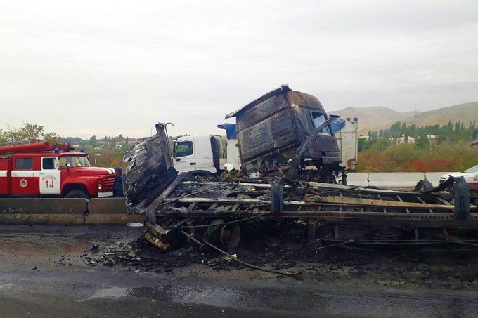 «Toshkent-O‘sh» avtomobil yo‘lida Mercedes-Benz yuk mashinasi yonib ketdi