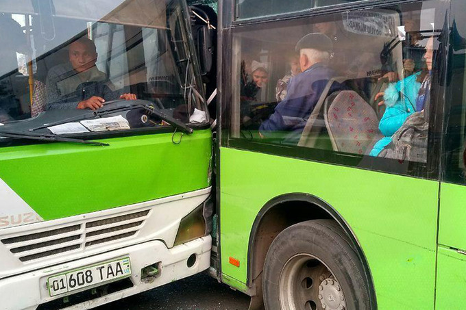 Два автобуса столкнулись в Сергели