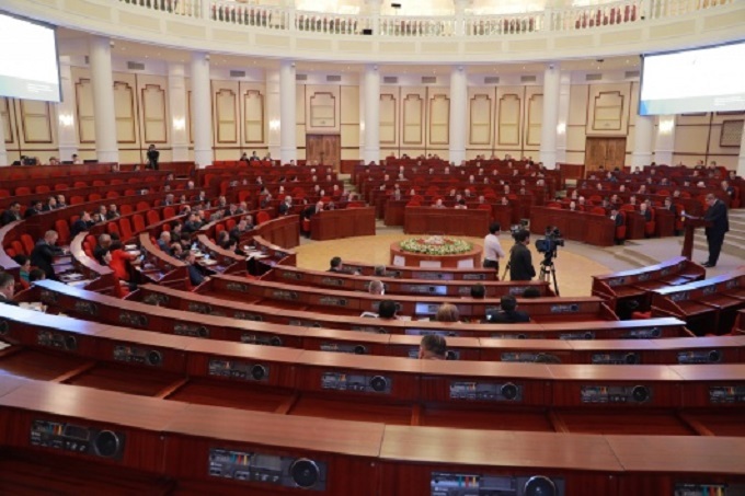 Parlament a’zolari Davlat dasturi bajarilishi yuzasidan hukumat hisobotini eshitdilar