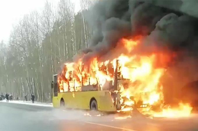 Ўзбекистонлик Петербургда ёнаётган автобусдан йўловчиларни эвакуация қилди