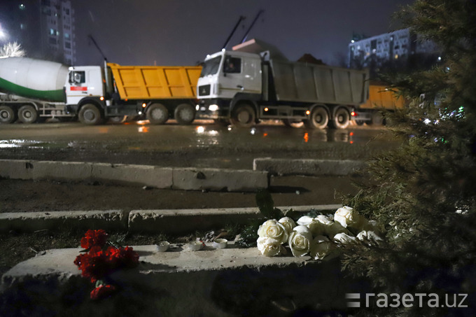 К месту трагедии на Юнусабаде несут цветы