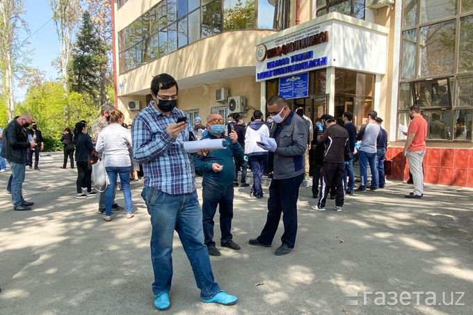 Очередь в Центр госуслуг Мирабадского района Ташкента 29 марта.