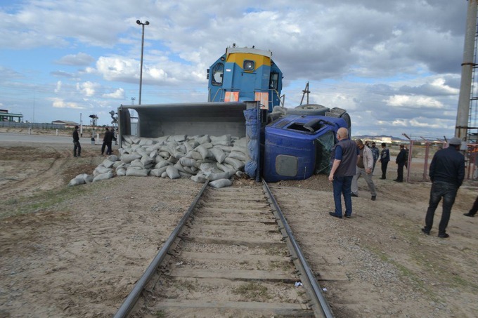 Тепловоз столкнулся с грузовиком в Зарафшане