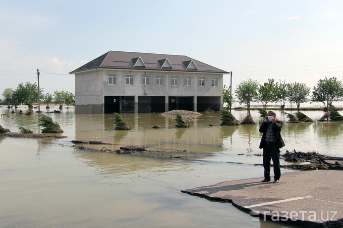 Подтопленный дом на трассе М-39 у кишлака Мирзачуль.