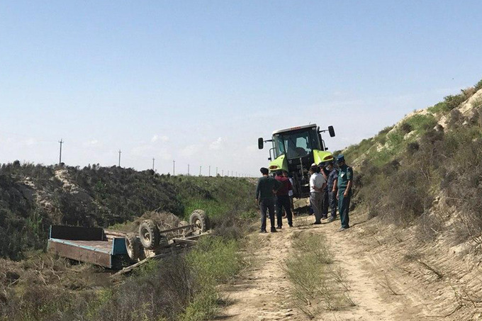 Прицепы трактора опрокинулись в канал, погибли три человека