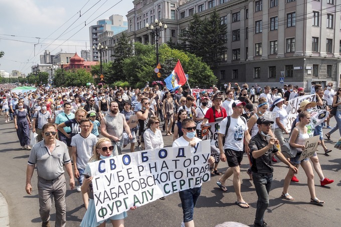 Хабаровск губернаторини қўллаб-қувватлаш учун намойишлар бўлиб ўтмоқда