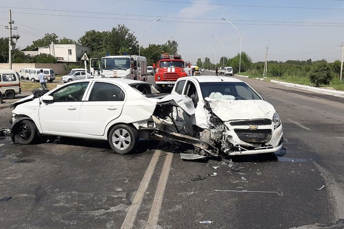 Двое погибли, один пострадал в ДТП в Андижане