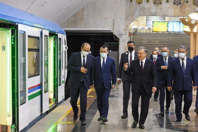 Президент спустился в метро