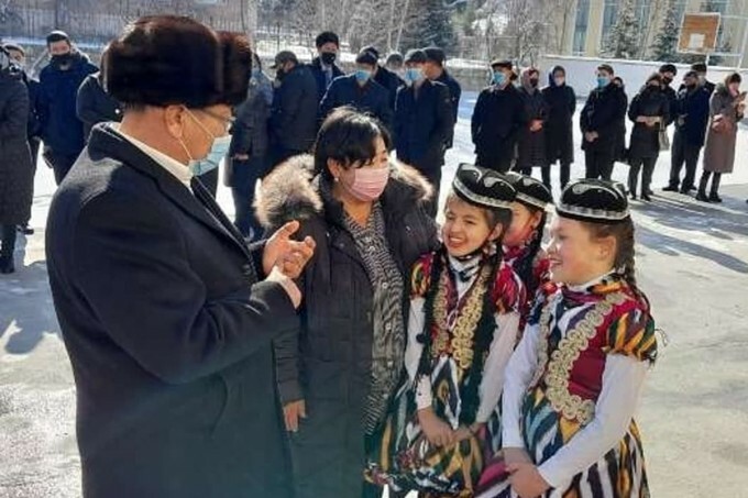 В хокимияте Бахмаля прокомментировали фото легко одетых детей на улице