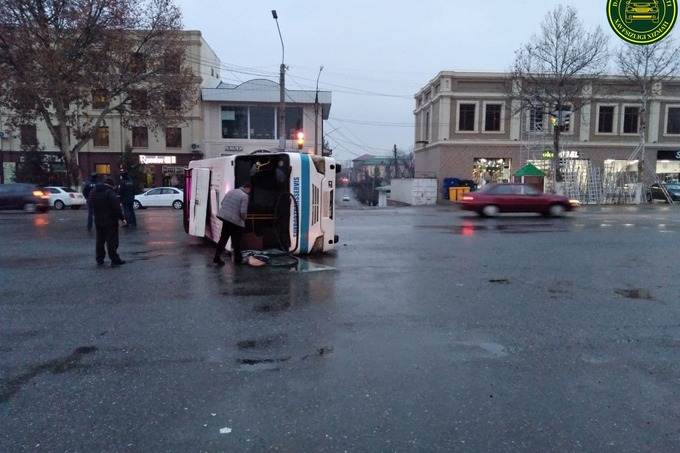 В Самарканде опрокинулся пассажирский автобус