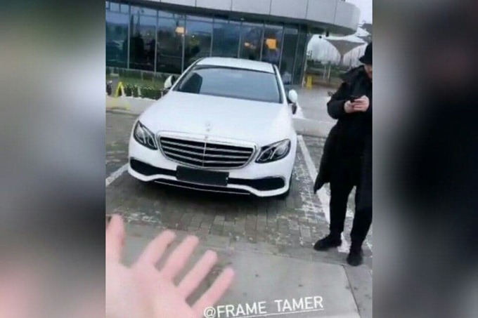 Reper Morgenshtern Mercedes-Benz`ni yangi egasiga topshirish uchun Toshkentga keldi