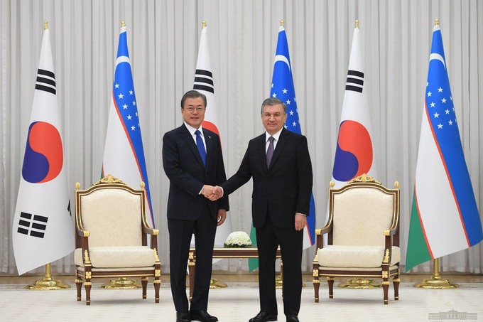 Mun Chje In va Shavkat Mirziyoyev.