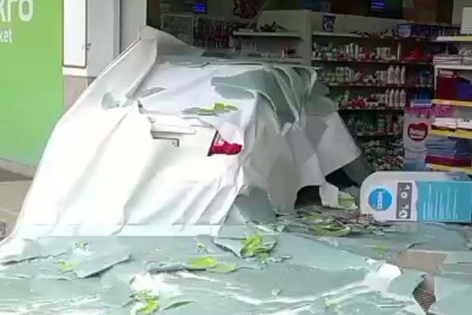 8 yoshli haydovchi Lacetti bilan supermarket ichiga kirib bordi (video)