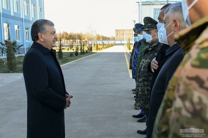 Шавкат Мирзиёев Жиззах вилоятидаги ҳарбий қисмга ташриф буюрди